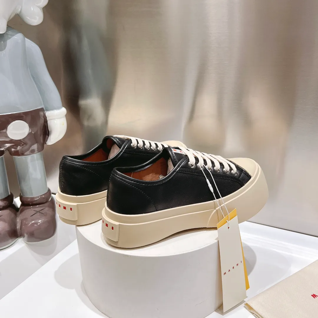 👟👟Ex-factory price 480👟👟 (exclusive top quality) Marni|Mary Jane big head doll shoes‼ ️Upgraded outsole, consistent lasting process with the original version, upgraded to the latest official original packaging‼ ️ Mani’s incomparable and versatile white shoes! I'm tired of the regular white shoes, so I bought a pair of different style thick-soled big-toe shoes. Paris International Fashion Week catwalk model, purchase-level version, all Internet celebrities wear it, Song Zuer, Zhao Lusi, Huo🔥 Show... [4.5cm increased sole] Not bulky, light and soft, comfortable on the feet! It feels very good on your feet and doesn't scratch your feet at all! Extremely comfortable! Daily travel! Wear whatever you like regardless of the occasion, no fear of any dress code, no pressure to dress! ✔Upper: imported cowhide fabric ✔Lining: lambskin lining ✔Outsole: exclusive original molded 1:1 rubber ➕T👟👟factory price U outsole! Floating beige is not completely white. Difference between market currencies We are different‼ ️ ✔𝐒𝐢𝐳𝐞: 35-40